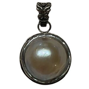 Sterling silver pendant. Round. Pearl. 
Stamped 925
Simple. Classic.